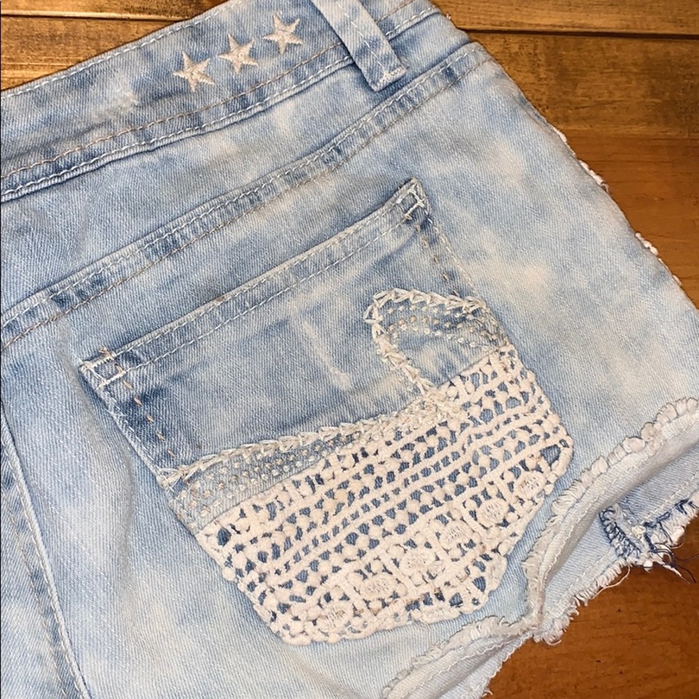 Women’s detailed Jean shorts - Picture 4 of 6